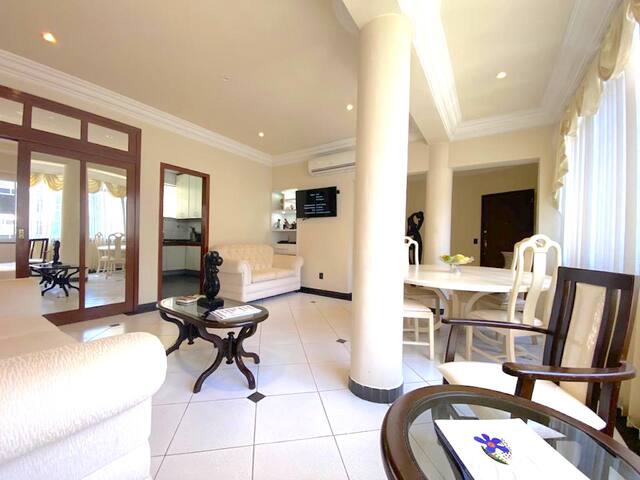 Next to beach and metro! Great Ipanema beach house gallery image 4