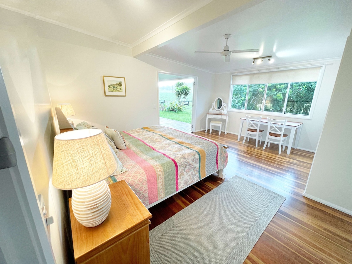 主卧宽敞宽敞，设有套房。