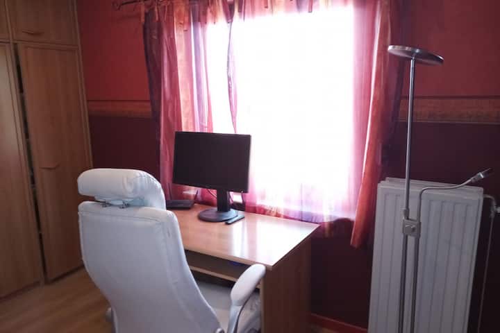 Habitación 3  Hay conexión a internet por cable. Una pequeña televisión por cable está disponible