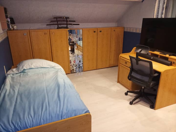 Dormitorio  2 (azul) .Posibilidad de añadir un colchón (ver foto siguiente) o una cama paraguas (incluida). 
Sobrecolchón 6 cm de espesor.
Televisión de 55 cm con Netflix, Amazon Premium  y canales (70) por cable.