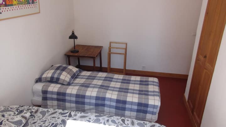 חדר שינה מערבי ואזור המשרד שלו.