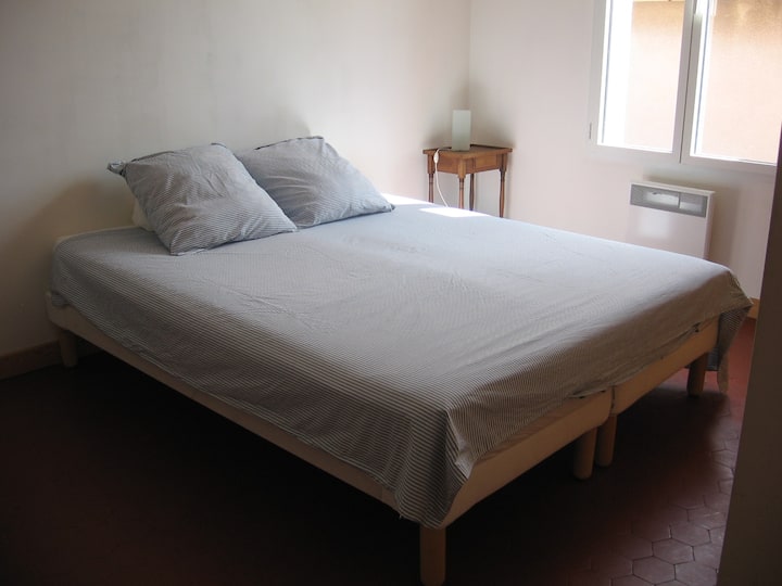 חדר שינה מזרחה בתצורת "מאסטר ". ניתן להפריד בקלות את המיטות ל -2 מיטות יחיד.