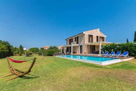 Amazing Villa for 10 with Pool, Garden close Beach
