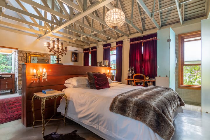 卧室和起居区小心地隔开着，墙上覆盖着红色鸭子。