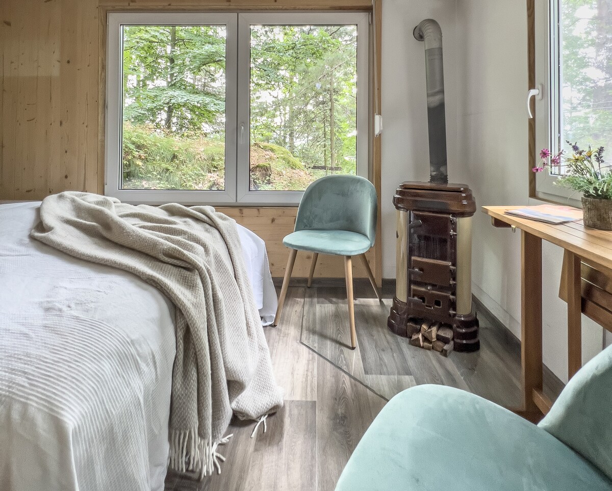 Hier siehst du deinen Schlafplatz 

- Ofen Holz ist da für dich
- Couch ist ausgeklappt
- Viel Licht u. Ausblick
- Es gibt nur einen Raum zum Schlafen und Wohnen 