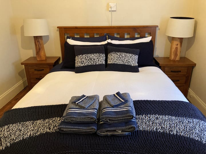 Krevet 1 bračni krevet s ugrađenim zidovima i zrcalima u punoj dužini