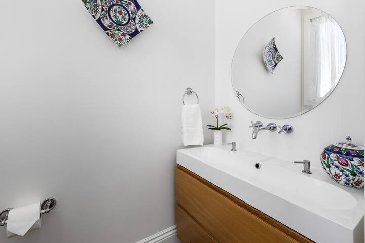 Stunning 2-Bedroom with Rooftop Deck & City Views gallery image 5