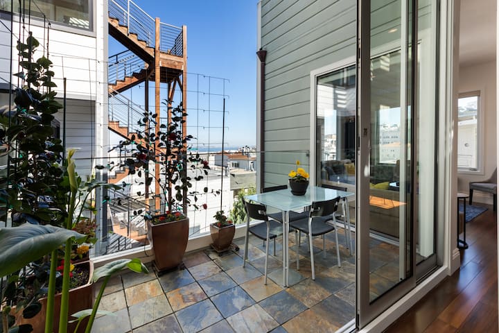 Stunning 2-Bedroom with Rooftop Deck & City Views gallery image 2