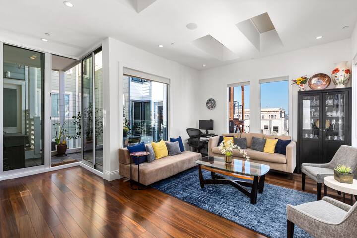Stunning 2-Bedroom with Rooftop Deck & City Views gallery image 4