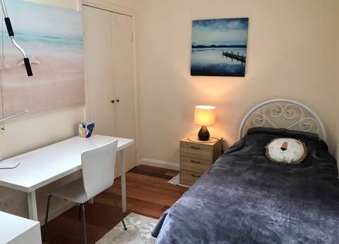 Enjoy Glebe's cafe culture and closeness to city!