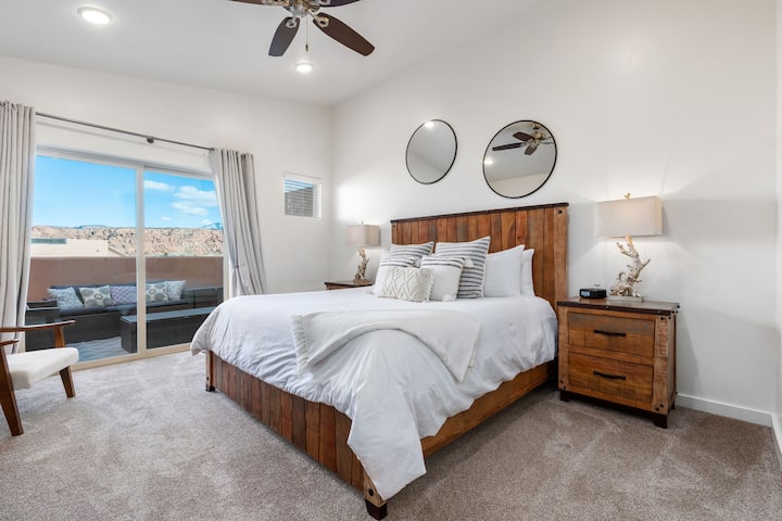 Удобен брачен кревет (широк 180-220 см) и душек (широк 180-220 см) со релаксирачки двор надвор од главната спална соба