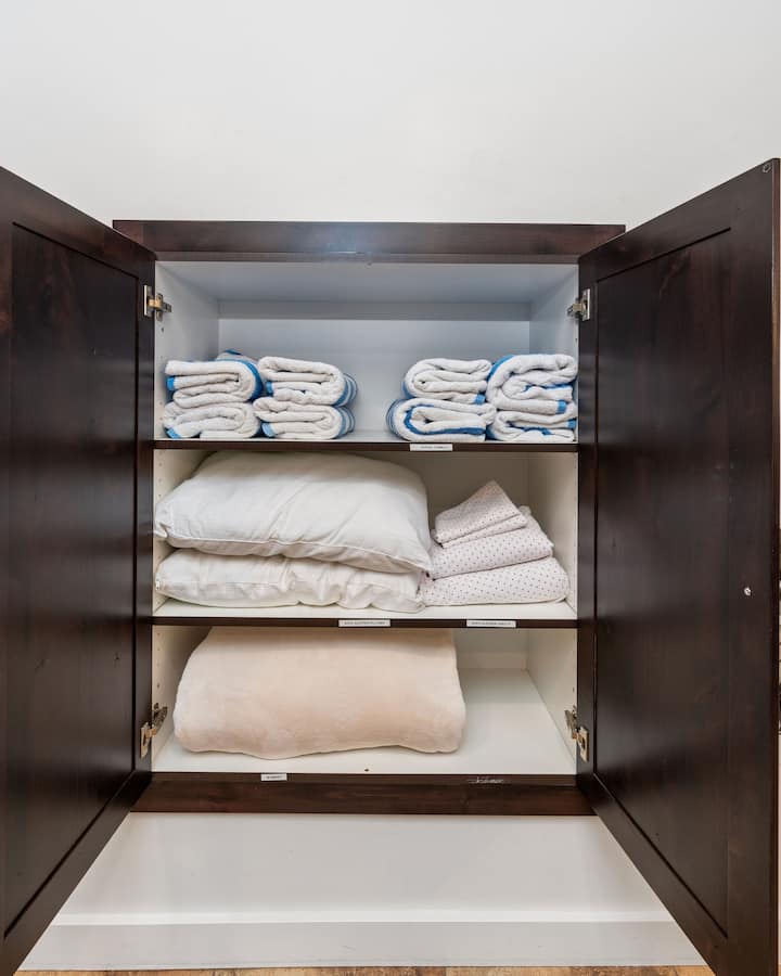 Крпите за базен се наоѓаат во шкафот спроти кујната.