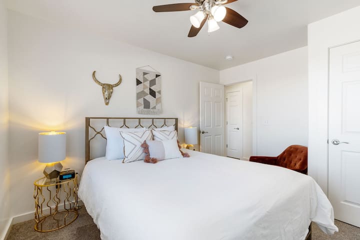 Трета спална соба - удобен душек со брачен кревет (широк 150-179 см)