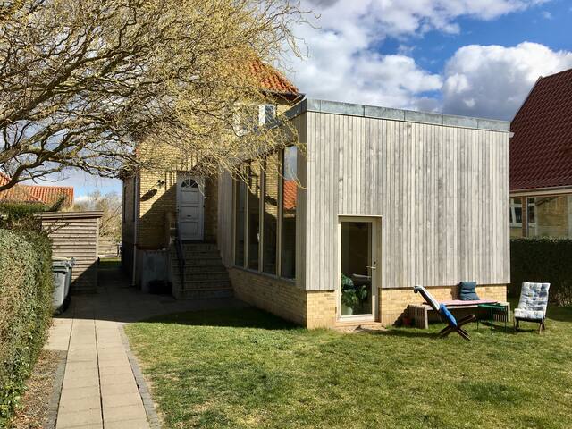 Green & sunny oasis close to beach and city center