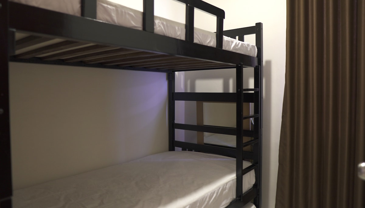 تحتوي غرفة النوم الثانية على 3 أسرّة