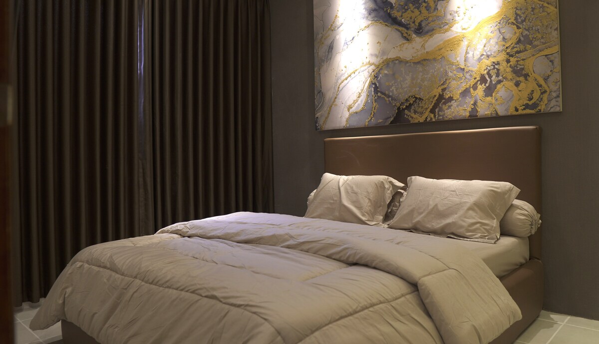 غرفة نوم رئيسية مع تلفاز على الجدار