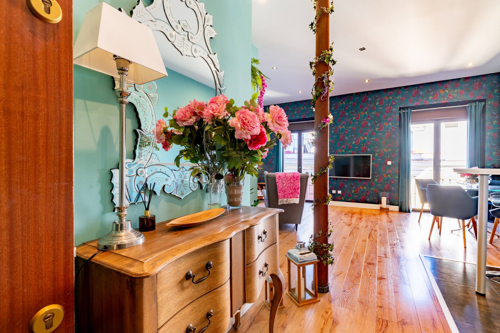 ”PINK apartment” 481 positive reviews
