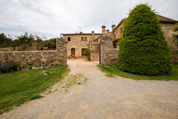 Mas Cases (Masía siglo XVII en la Costa Brava) gallery image 2