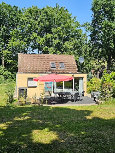 Sunny and spacious bungalow in Limburg's hills.