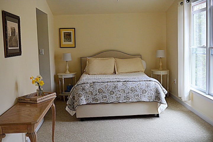 Queen Bed & en suite აბანო აუზისა და ბაღის ხედით. Ჯიბის კარები მოსასვენებელი ოთახისთვის, ცეცხლის დასანთები ადგილი და ჯულიეტას აივანი 
Ჩვენ ამას „სახლი ხეზე“ ვუწოდებთ 
Birdwatch თქვენი ბალიშიდან 