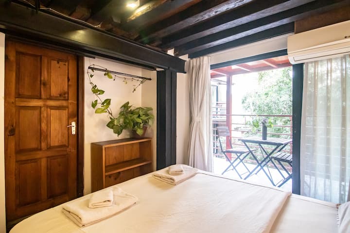 Chumba cha kulala kilicho na AC na bafu la chumbani na roshani