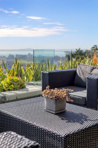 Savor Uninterrupted Views at Spacious Green Point Apartment gallery image 3