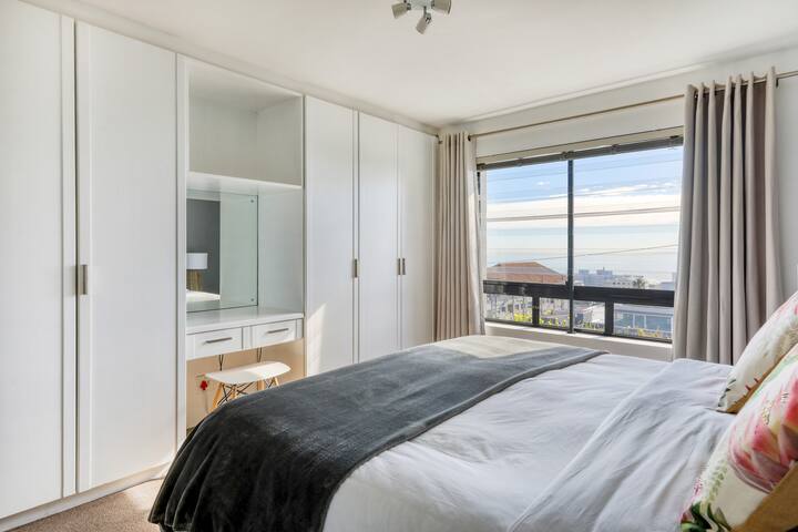 Savor Uninterrupted Views at Spacious Green Point Apartment gallery image 5