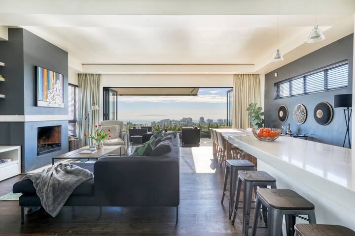 Savor Uninterrupted Views at Spacious Green Point Apartment gallery image 2