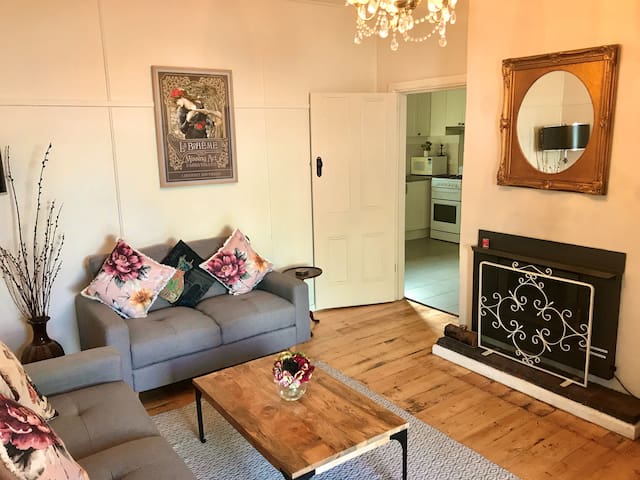 Vintage Beauty, Heart of town – Character Cottage