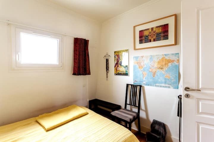 Una habitación acogedora, con cortina sobre raíl deslizante para una oscuridad total, incluso con la ventana entreabierta, sin corriente de aire gracias a la ventana oscilante-batiente. Con estantes, 3 cajones y perchas para vestidos, chaquetas y camisas.