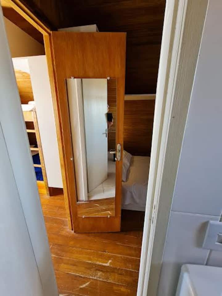 Dvere so zrkadlom, prístupom do vlastnej kúpeľne, kúpeľňou a balkónom.
