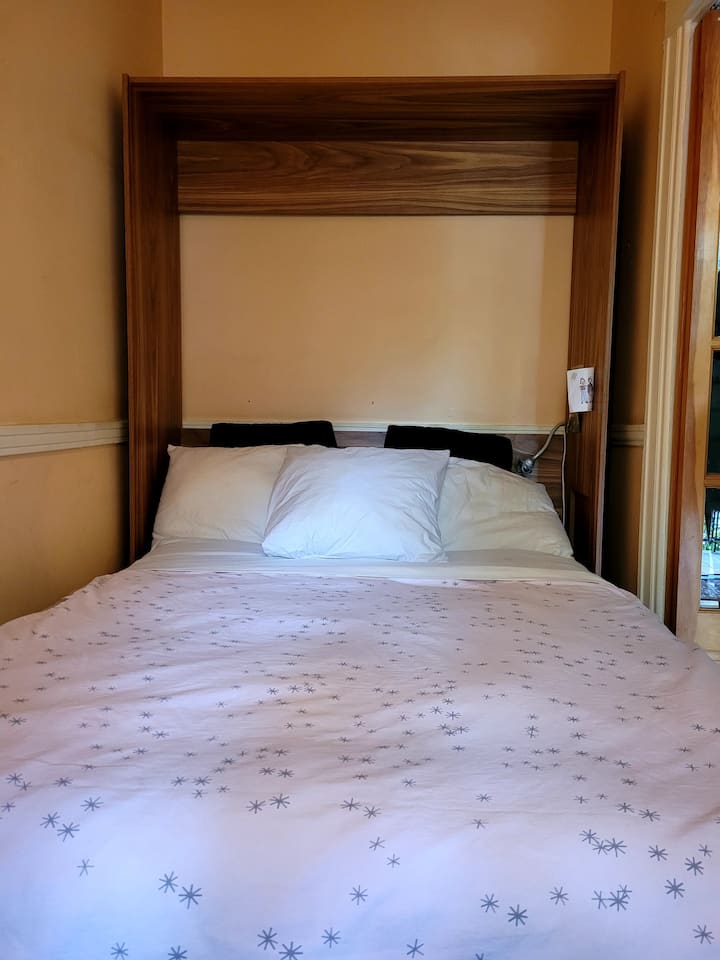 Zidni krevet se otvorio u spavaćoj sobi moje kćeri.