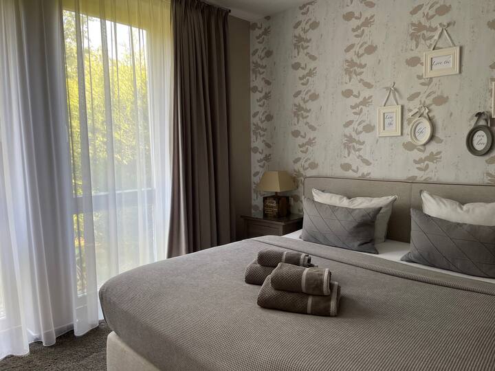 ห้องนอนพร้อมเตียงบ็อกซ์สปริง