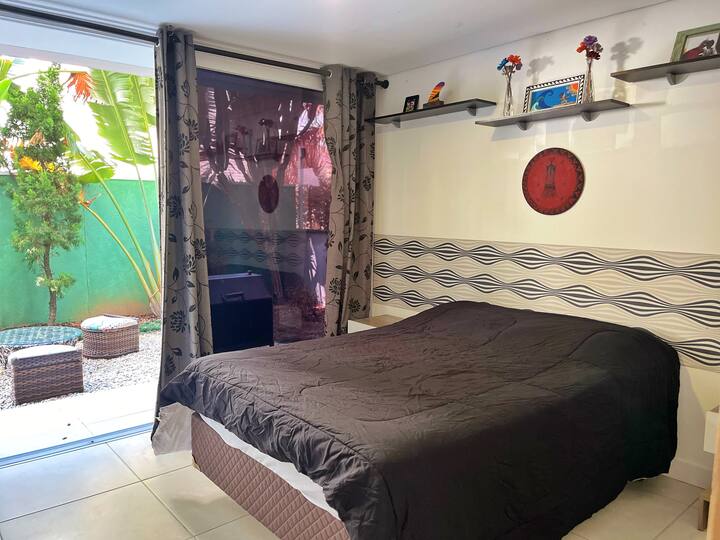 Habitación con habitación privada con vista al jardín