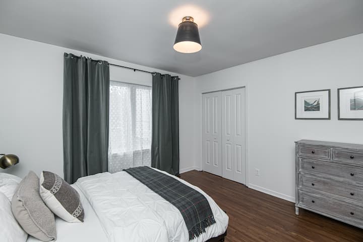 2号卧室，配有衣橱和梳妆台的标准双人床