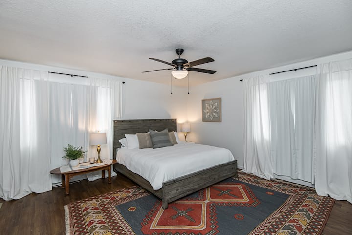 主卧配有2米宽双人床、遮光窗帘、吊扇、全功能卫生间、步入式衣橱和电视。 