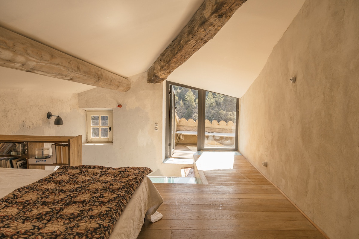 Chambre mansardée calme et cosy, donnant sur la terrasse et les montagnes 