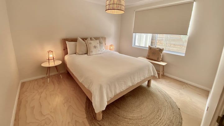 Chumba cha kulala cha watu wawili, kilicho na kitanda cha mbao kilichotengenezwa mahususi. Vitambaa vyote vipya. mito, na doona. Godoro la kustarehesha, si laini sana sio ngumu. Kiti na mavazi ya benchi ya suitcase.