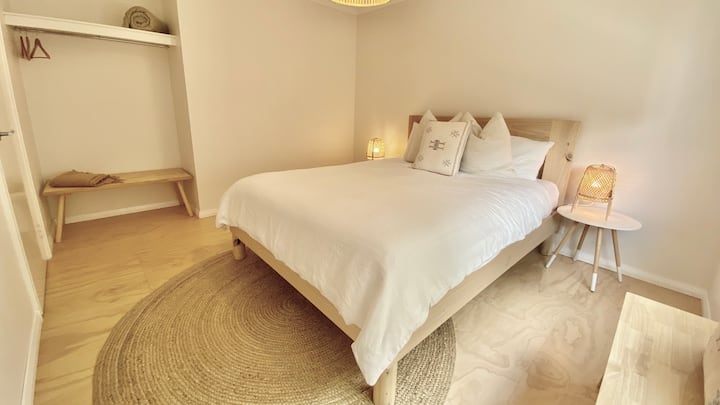 Chumba cha kulala cha watu wawili, kilicho na kitanda cha mbao kilichotengenezwa mahususi. Vitambaa vyote vipya. mito, na doona. Godoro la kustarehesha, si laini sana sio ngumu. Kiti na mavazi ya benchi ya suitcase.