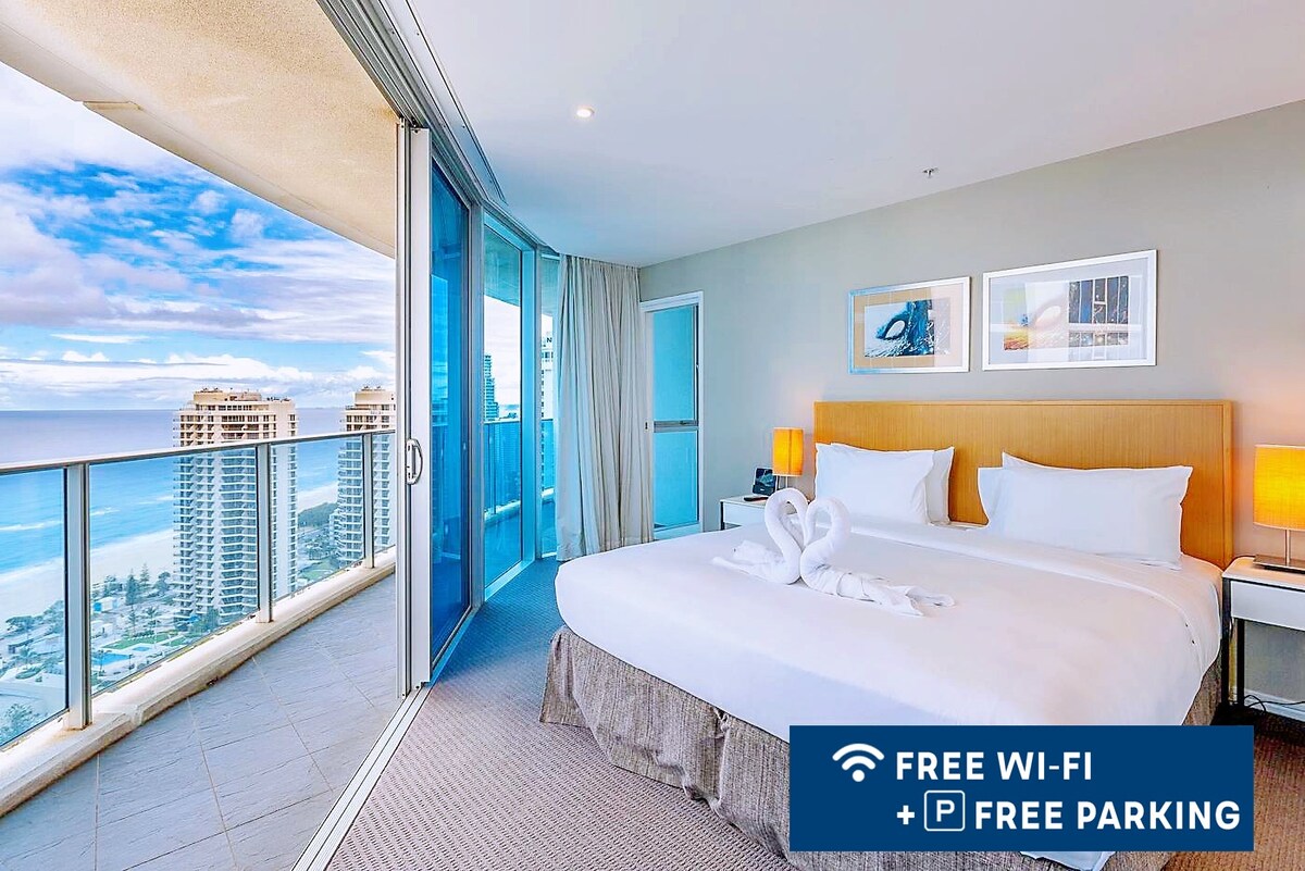 主卧。有一张超级加大双人床。 美丽的海景，阳光明媚，干净宽敞，床上用品舒适。