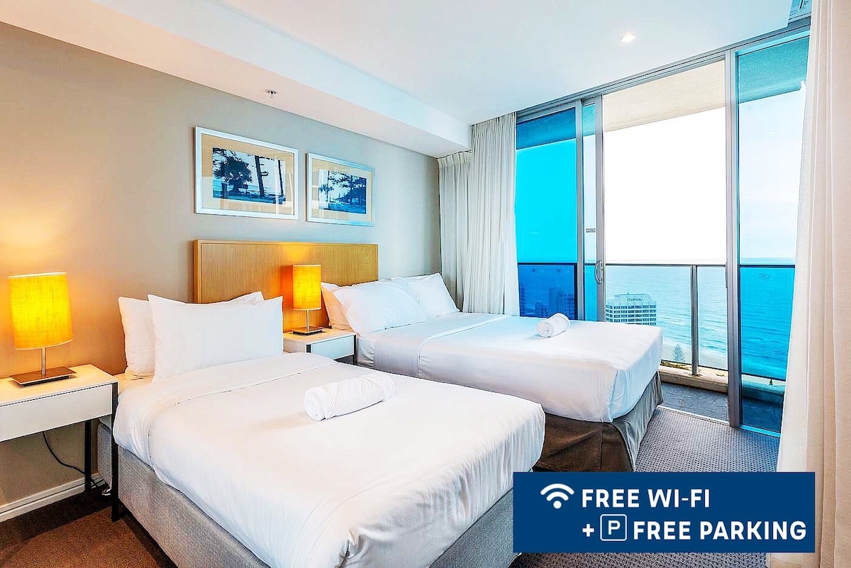 客房。有1张双人床和1张1张1米宽单人床。 美丽的海景，阳光明媚，干净宽敞，床上用品舒适。