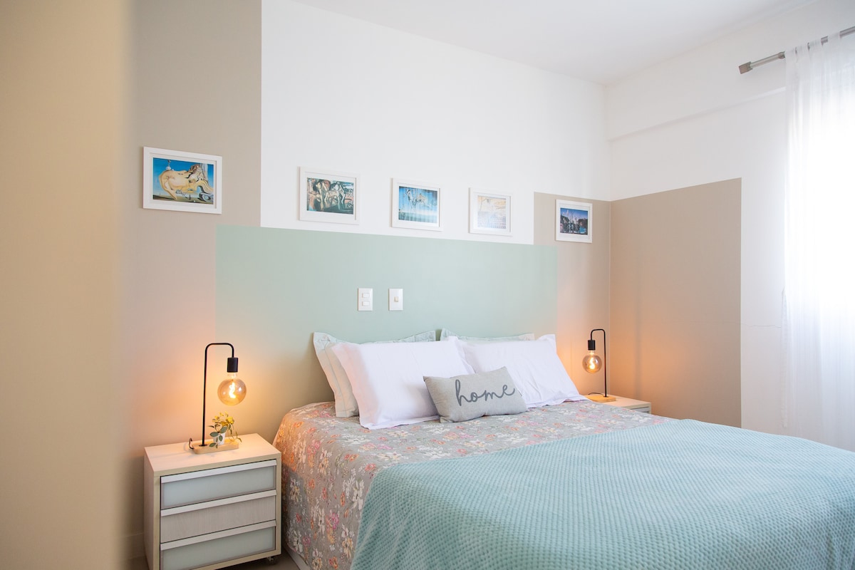 Основният апартамент разполага със супер удобно двойно легло, осветителни тела с гореща крушка, за да донесе този уют, топъл/студен климатик и електрически щори, които правят деня да пренощува. 