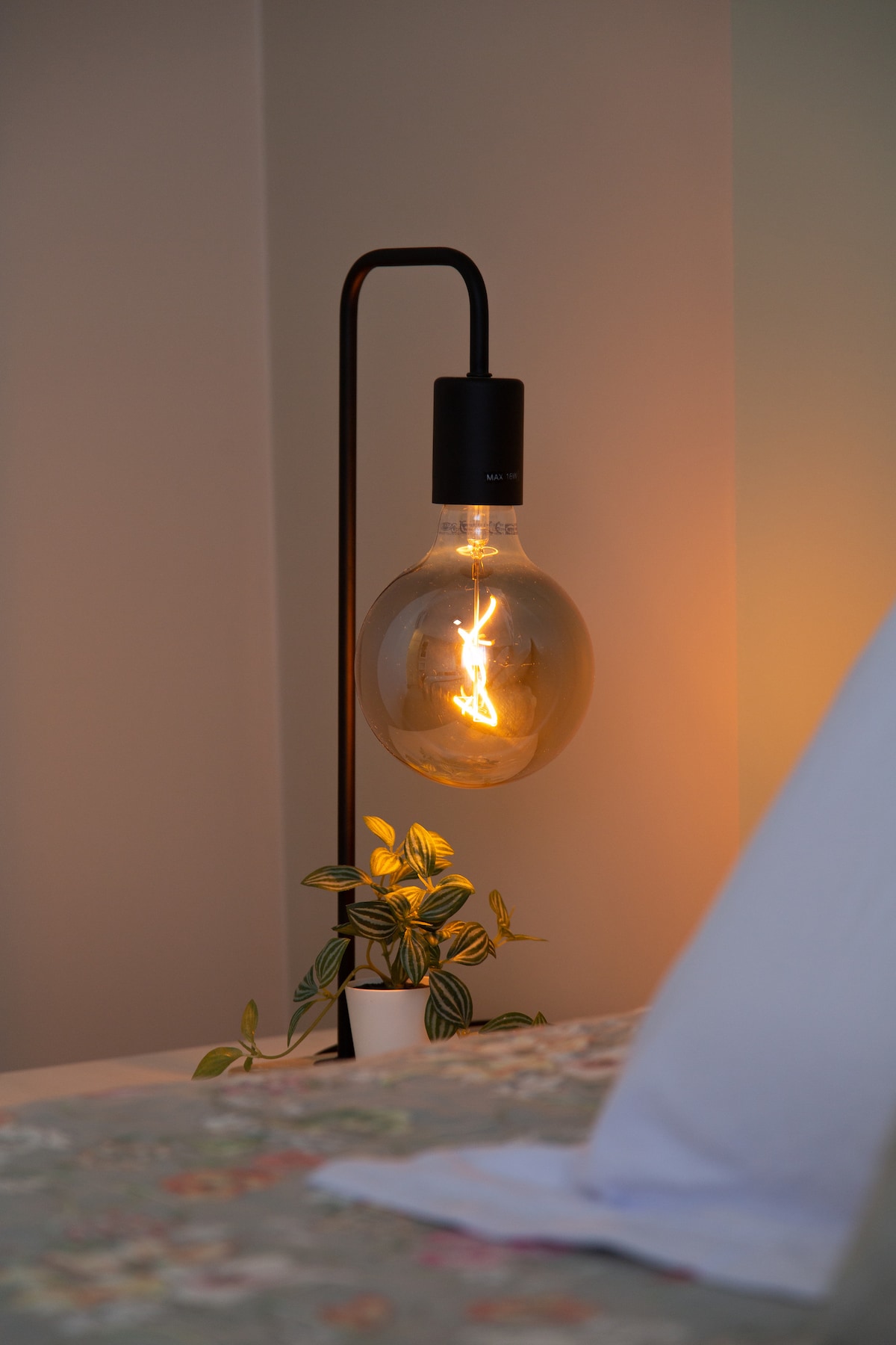 Гореща, уютна лампа за спалня