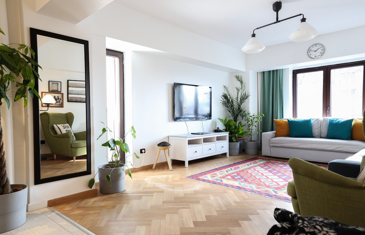 Მისაღები ოთახი და ერთ-ერთ აივანზე გასასვლელი.