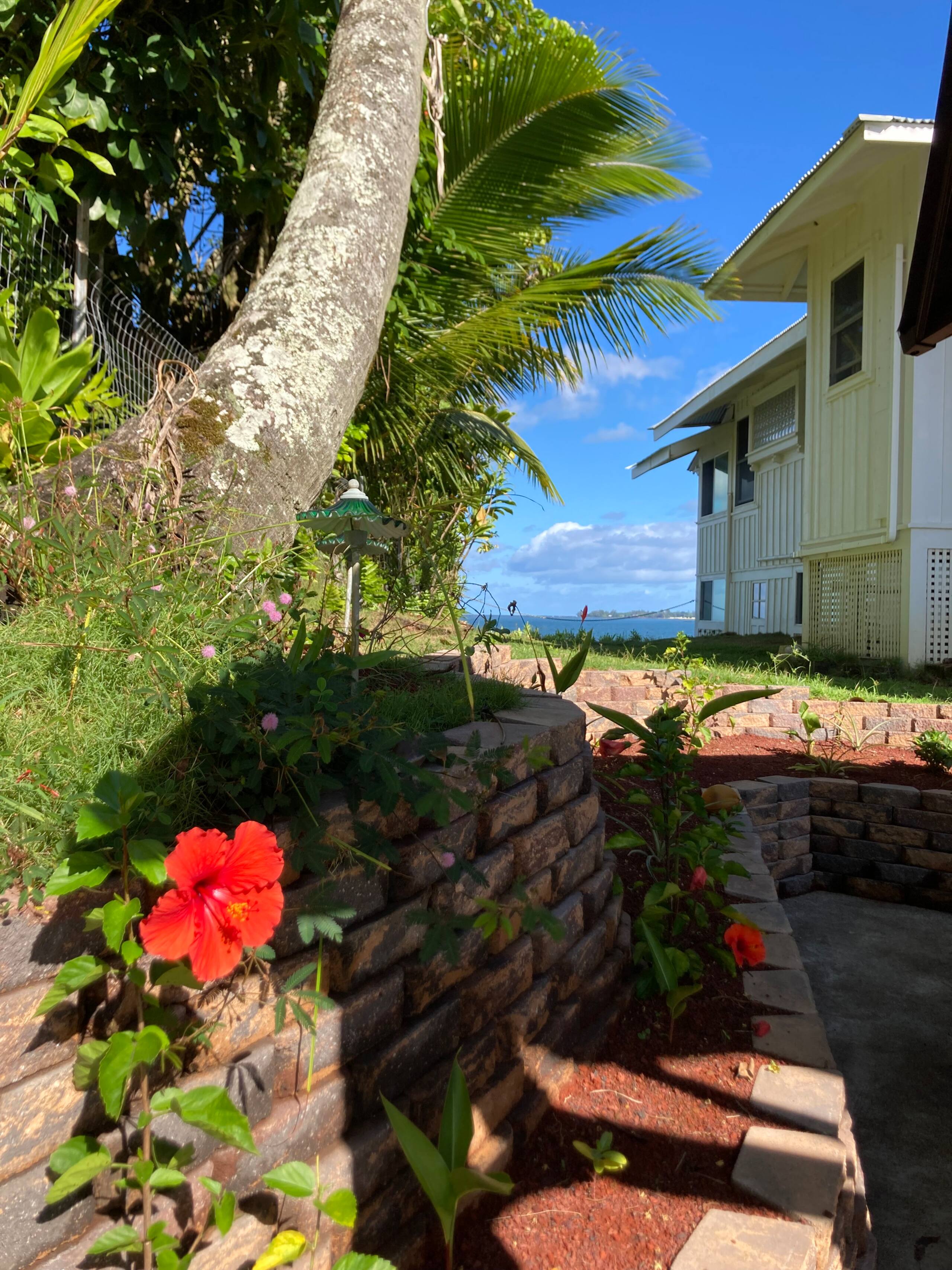 Hilo Bay Oceanfront B&B (Room #5) Sleeps 4 - Image 10