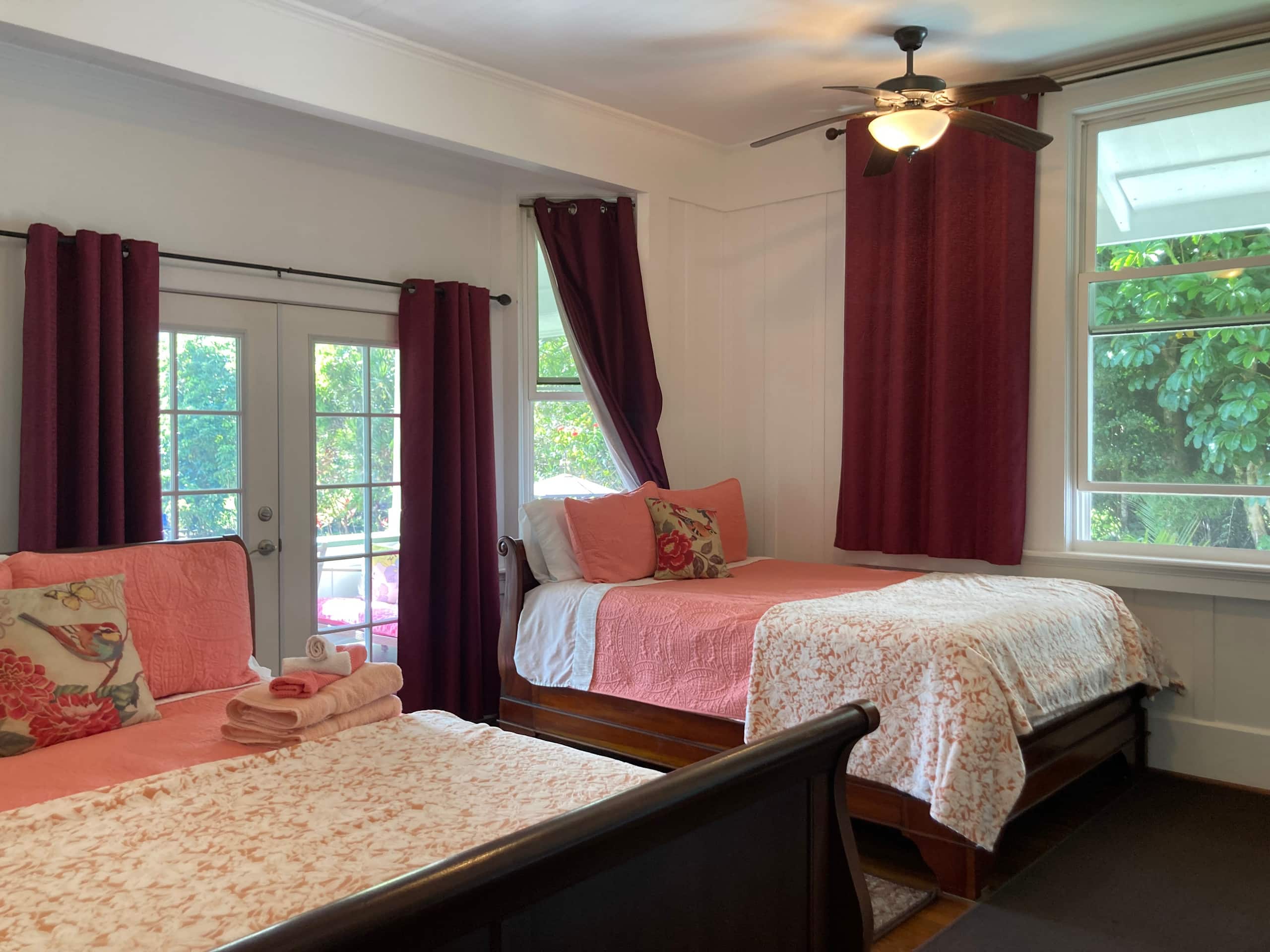 Hilo Bay Oceanfront B&B (Room #5) Sleeps 4 - Image 1