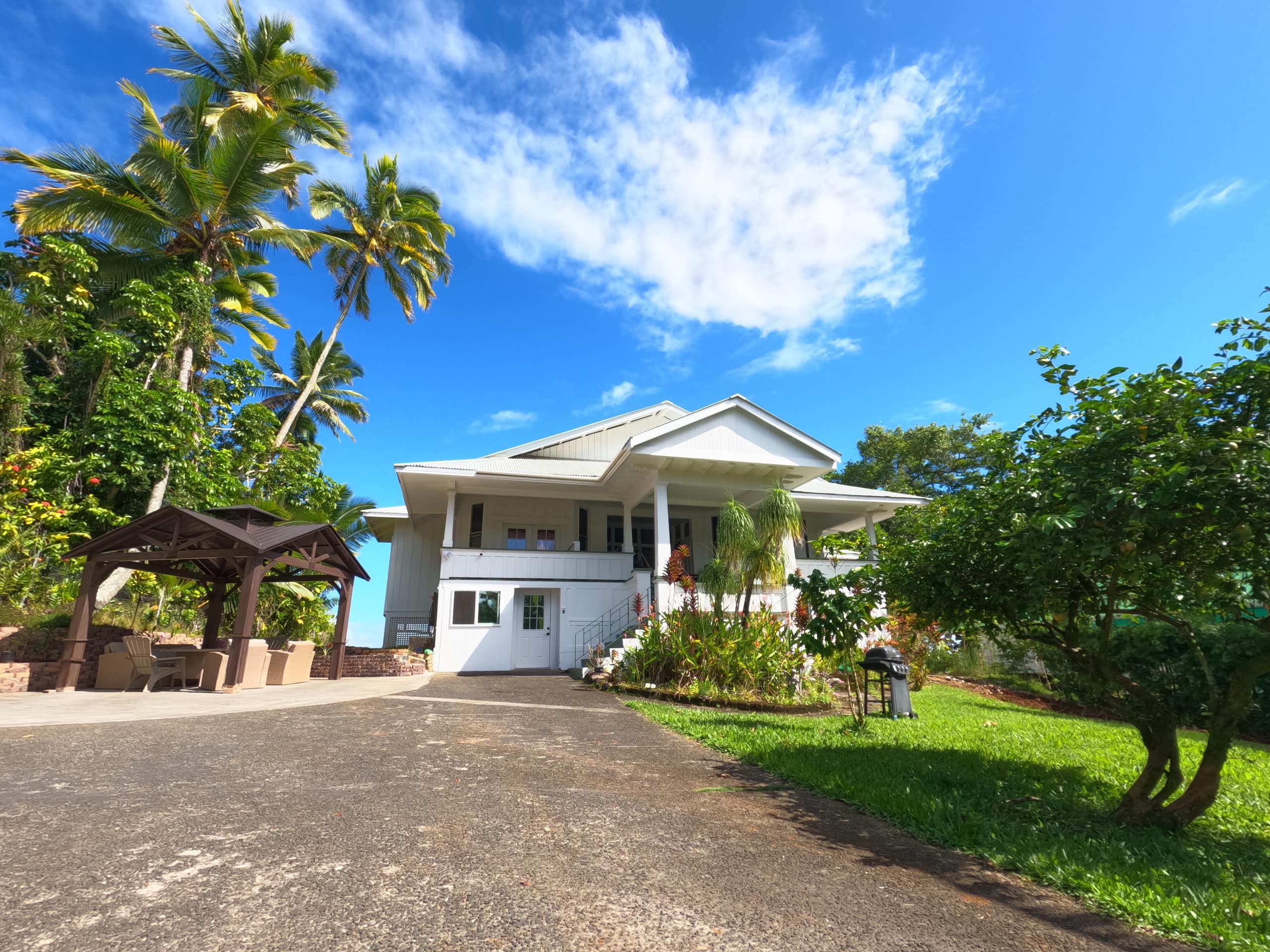 Hilo Bay Oceanfront B&B Room #6  a garden view - Image 13