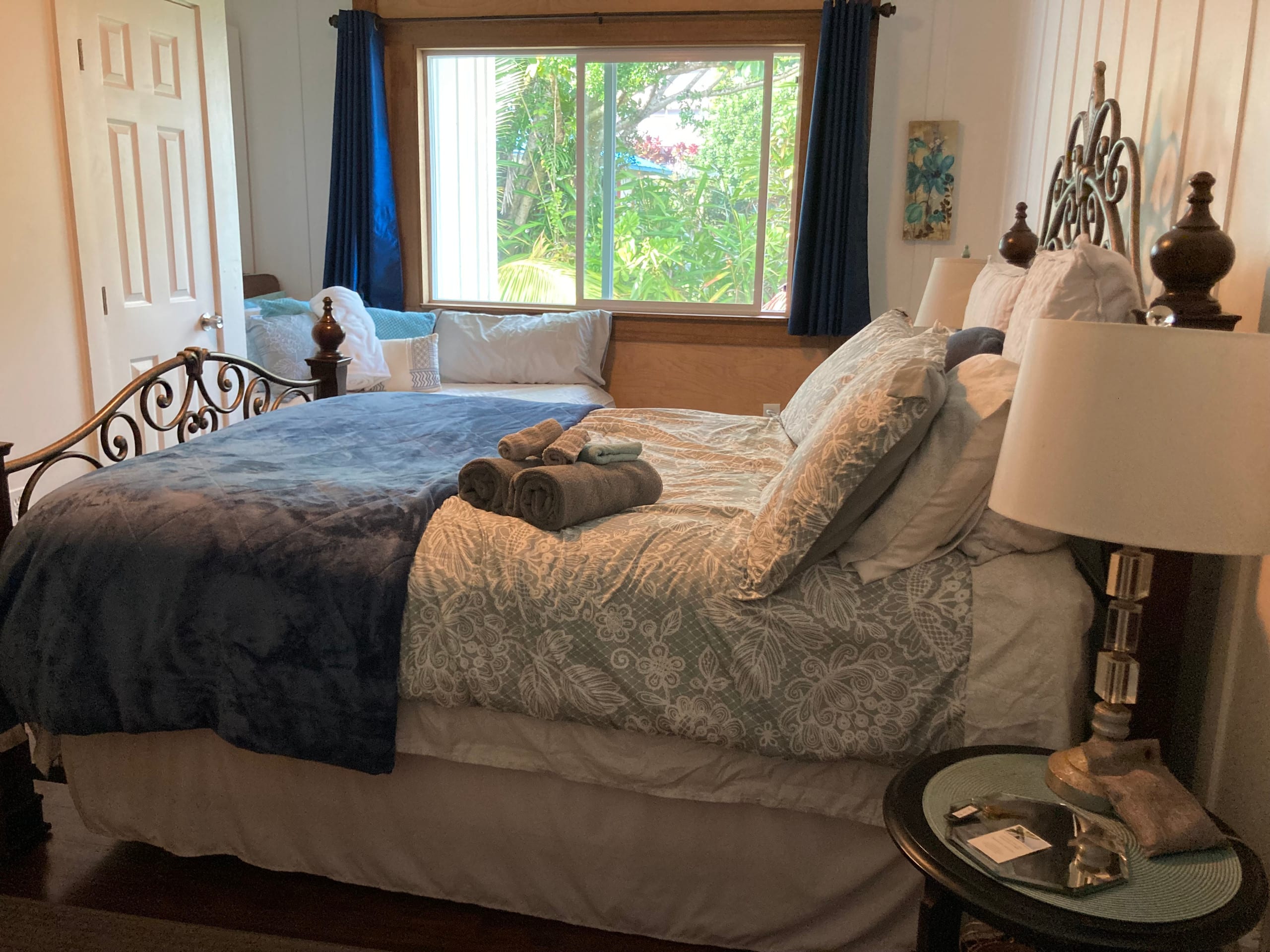Hilo Bay Oceanfront B&B Room #6  a garden view - Image 7