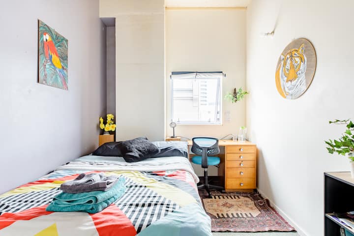 Dormitorio privado con cama tamaño queen
