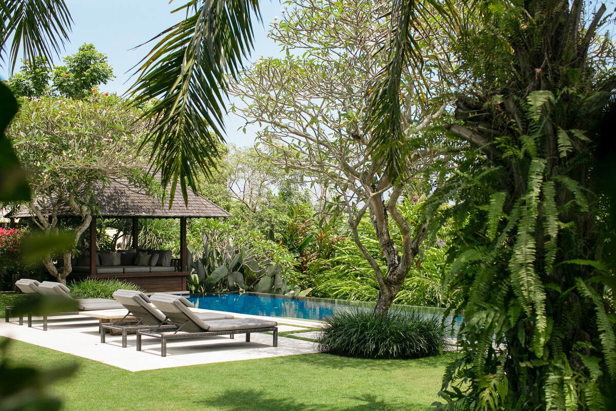 Villa in Kuta Utara · ★5.0 · 4 bedrooms · 4 beds · 4.5 private baths รายการ Airbnb เปรียบเทียบ